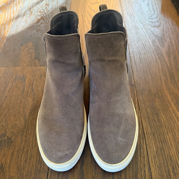 UGG Mauna Chelsea Sneaker Boot Brown suede Rubber sole Casual Athleisure Sz. 7.5 - Picture 2 of 6